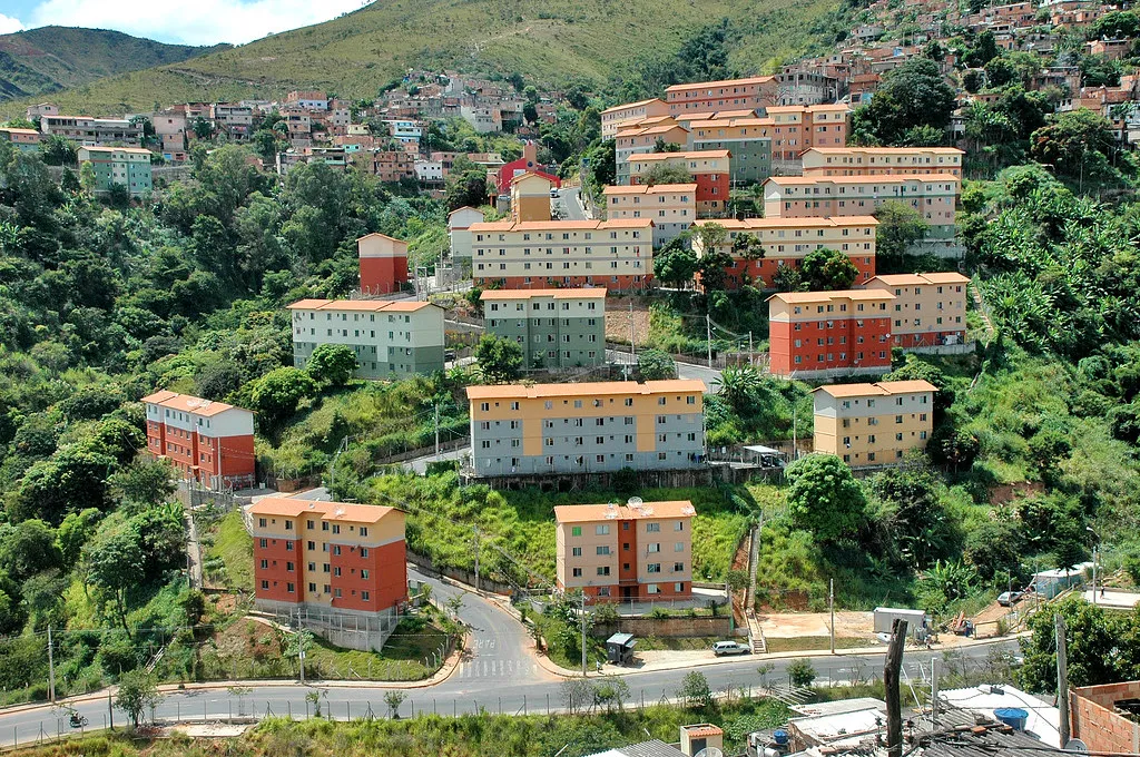 Palestra gratuita em BH debate mudanças climáticas e habitação em áreas vulneráveis.
